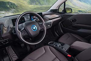BMW i3 Innenraum - dunkle Dekorleiste aus Eiche